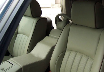 Người lái là người ngồi trước hay ngồi sau? - 6 Đường dẫn trục trục lái được khéo léo thiết kế thành bệ tì tay hàng ghế trước